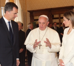 Sus Majestades los Reyes con Su Santidad el Papa Francisco tras el encuentro mantenido en la biblioteca privada del Vaticano